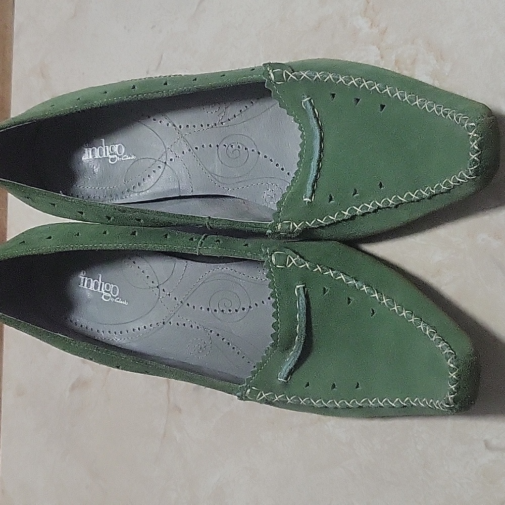 Barely Worn Indigo Brand, 7.5 US, Sage Green Peg high-heels.